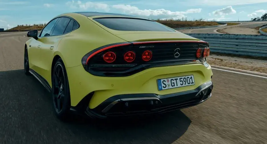 Mercedes-AMG GT 4 Door Coupe de traseira andando na pista