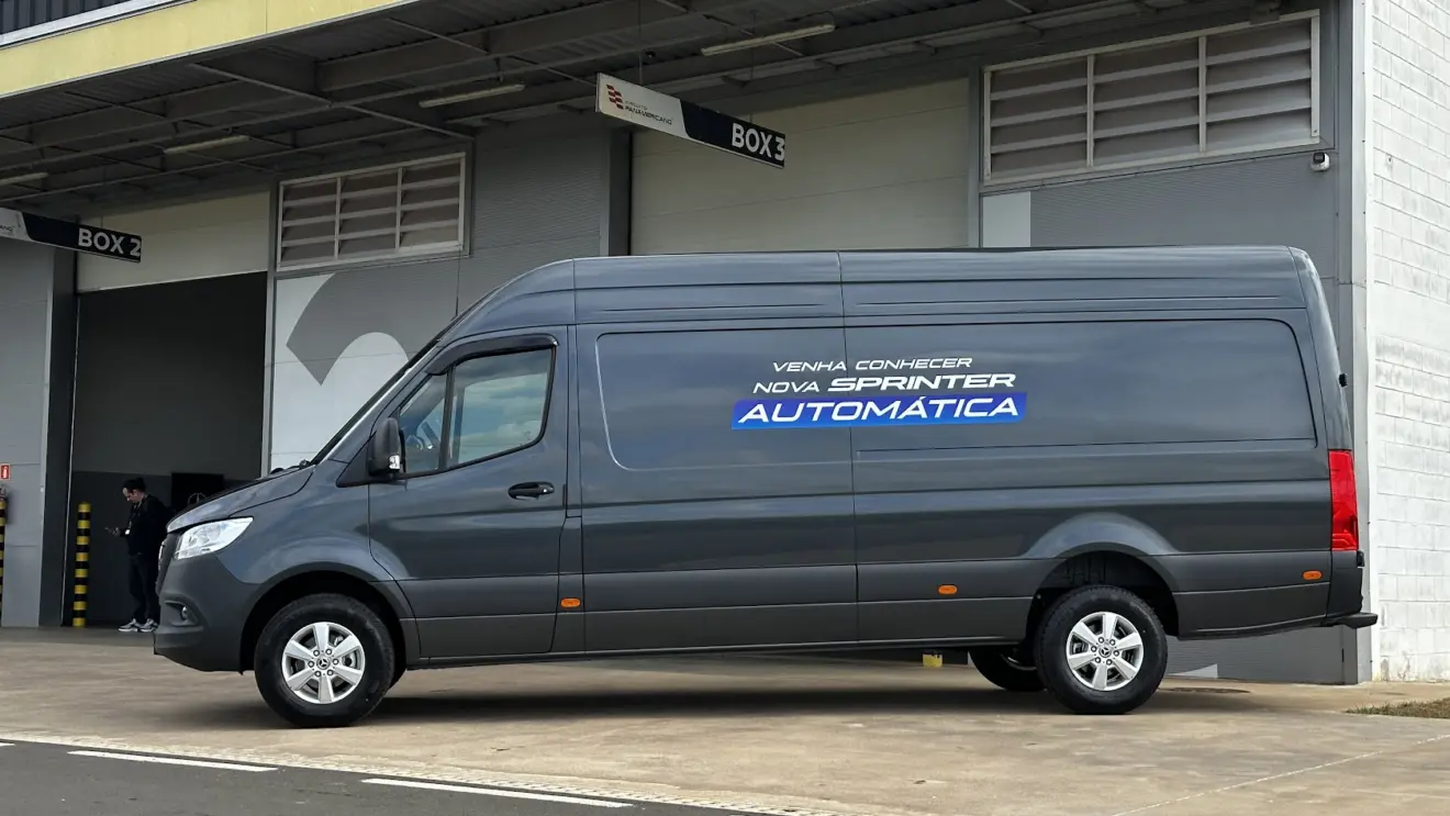 Mercedes-Benz com câmbio automático parado de lateral