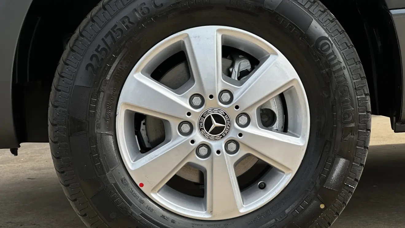 Roda do Baú de carga do Mercedes-Benz com câmbio automático