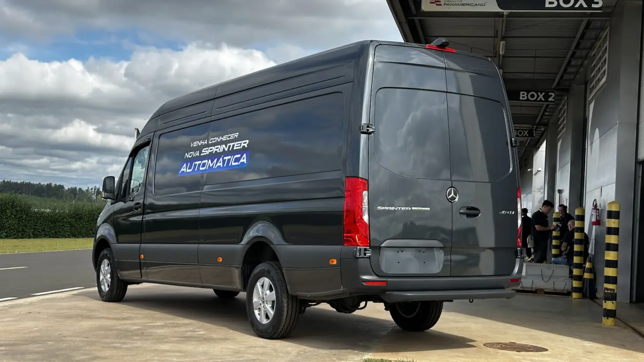 Mercedes-Benz com câmbio automático parado de traseira