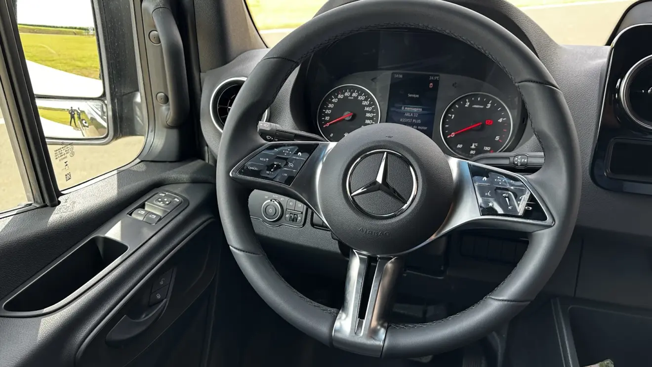 Volante do Mercedes-Benz com câmbio automático