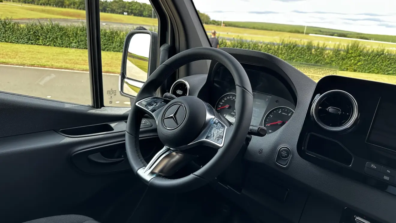 Painel do Baú de carga do Mercedes-Benz com câmbio automático