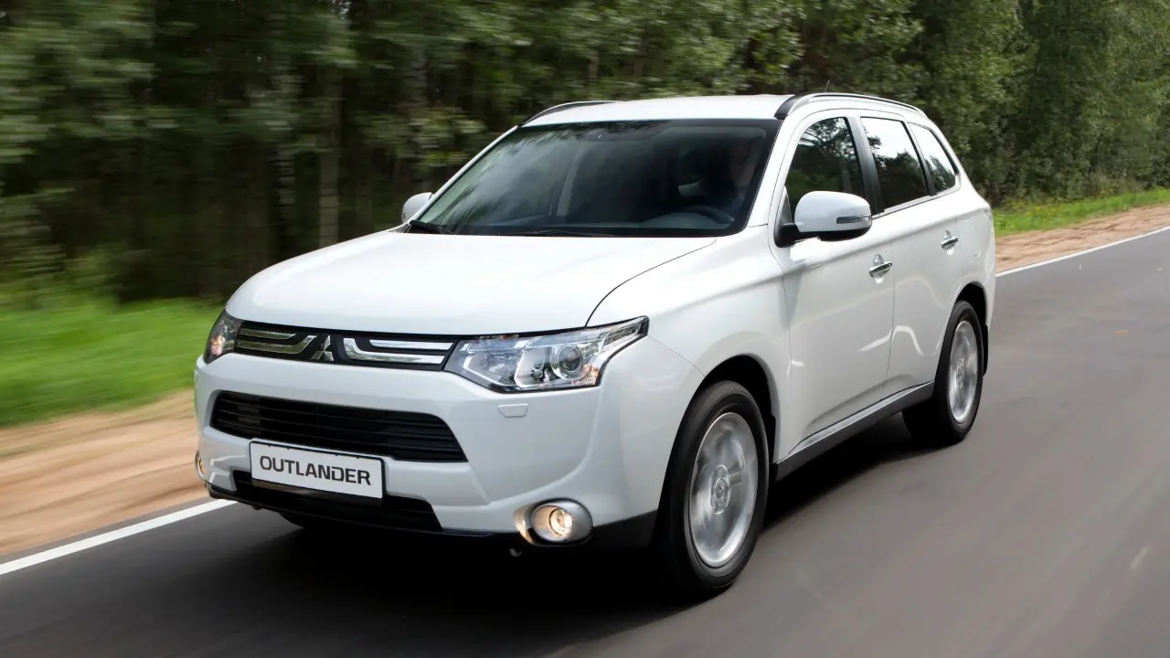Mitsubishi Outlander 3.0 V6 2015 branco em movimento