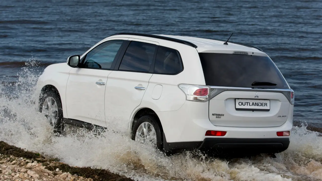 Mitsubishi Outlander 3.0 V6 2015 branco em movimento
