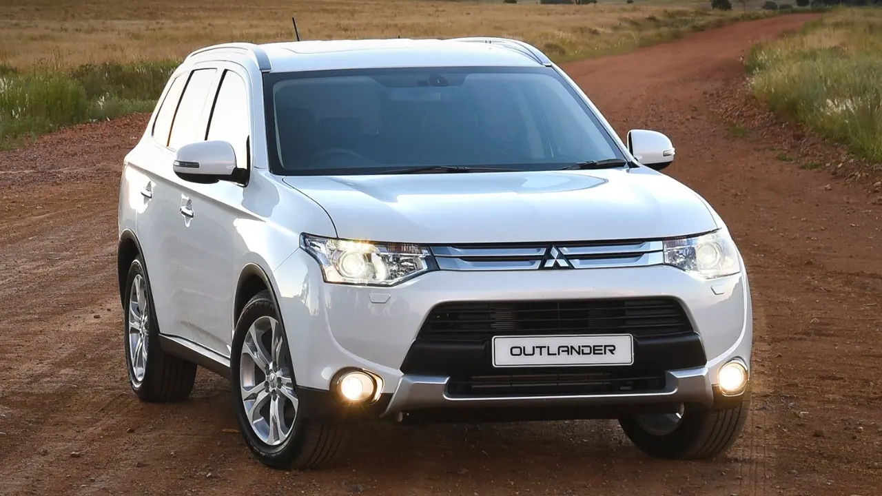 Mitsubishi Outlander 3.0 V6 2015 branco estático