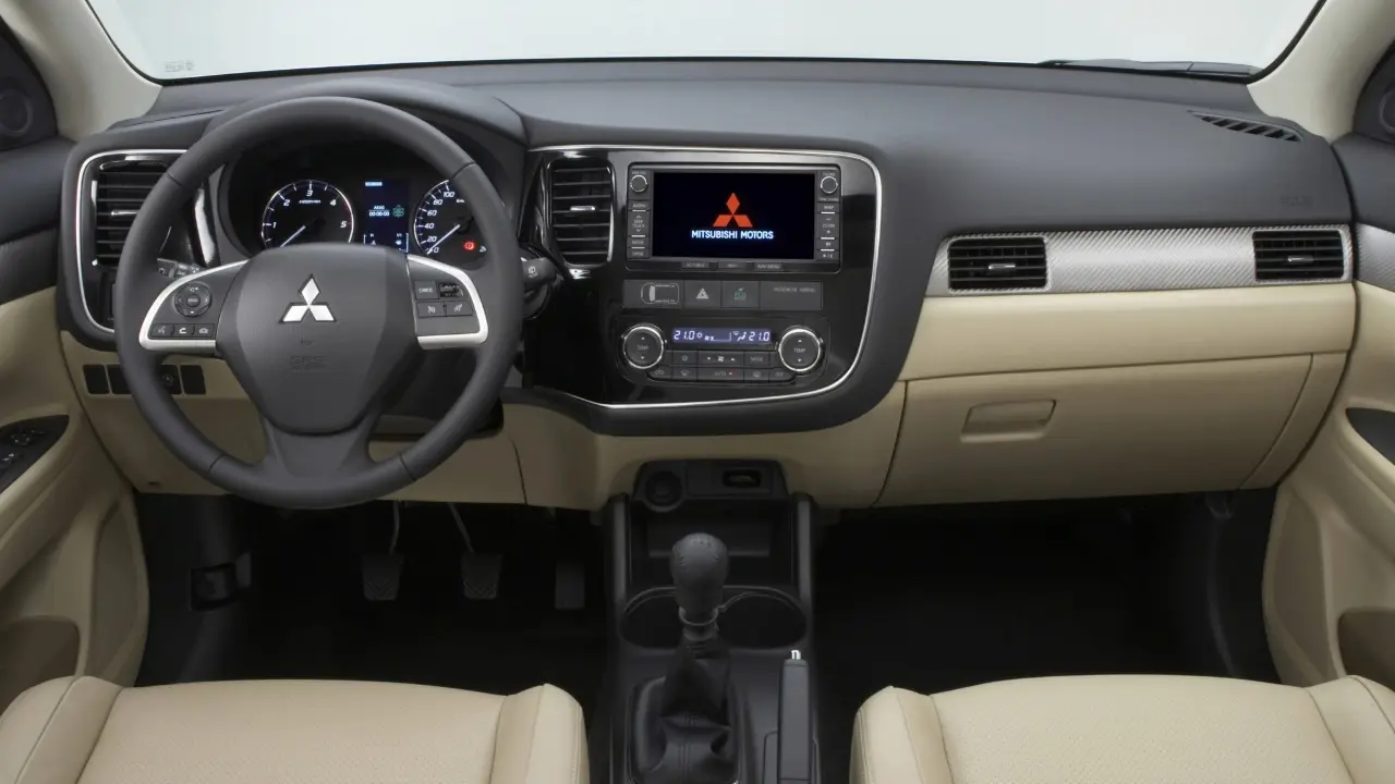 Mitsubishi Outlander 3.0 V6 2015 interior