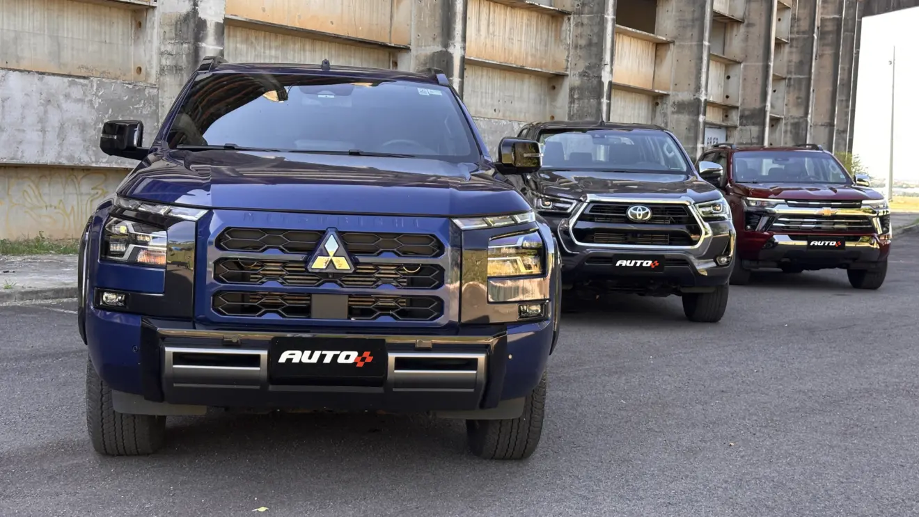Caminhonetes Mitsubishi Triton Katana, Chevrolet S10 High Country e Toyota Hilux SRX vistas de dianteira