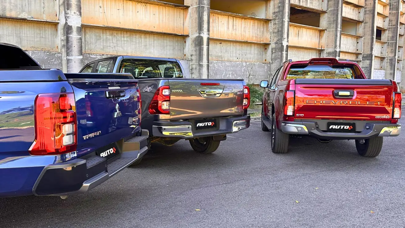 Detalhe da traseria das caminhonetes Mitsubishi Triton Katana, Chevrolet S10 High Country e Toyota Hilux SRX