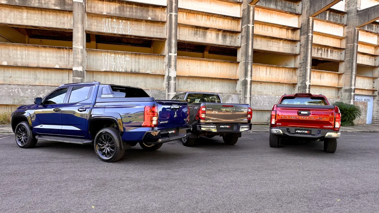 Caminhonetes Mitsubishi Triton Katana, Chevrolet S10 High Country e Toyota Hilux SRX paradas de traseira