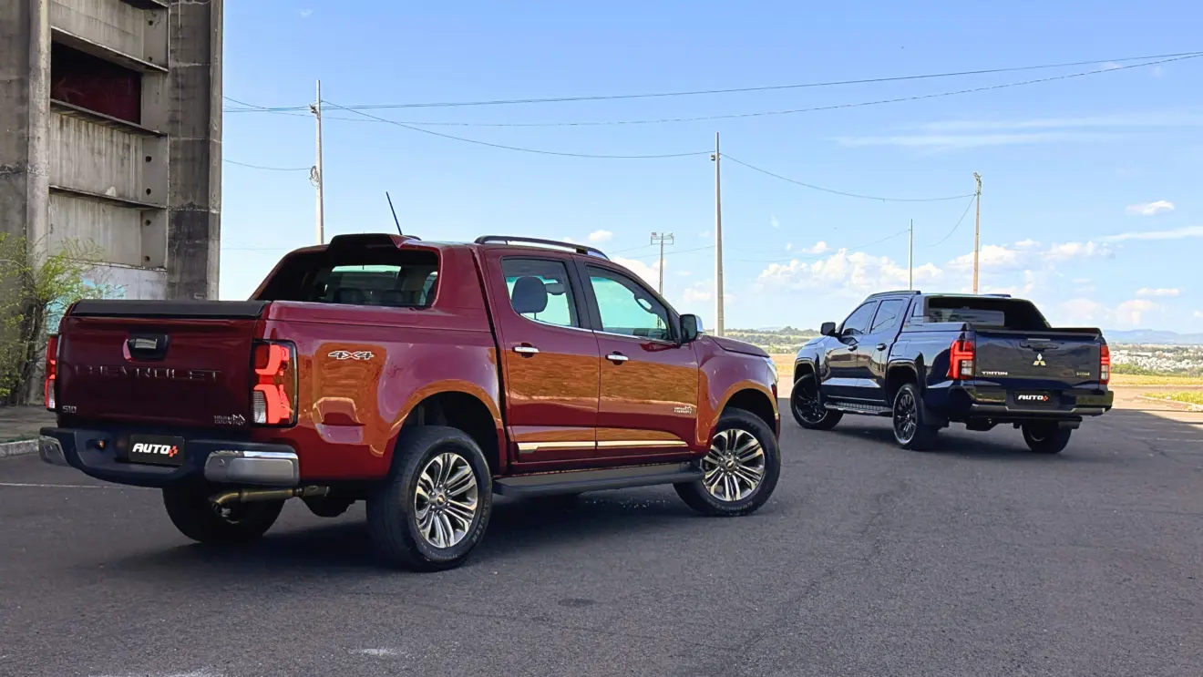Caminhonetes Chevrolet S10 High Country e Mitsubishi Triton Katana paradas de traseira