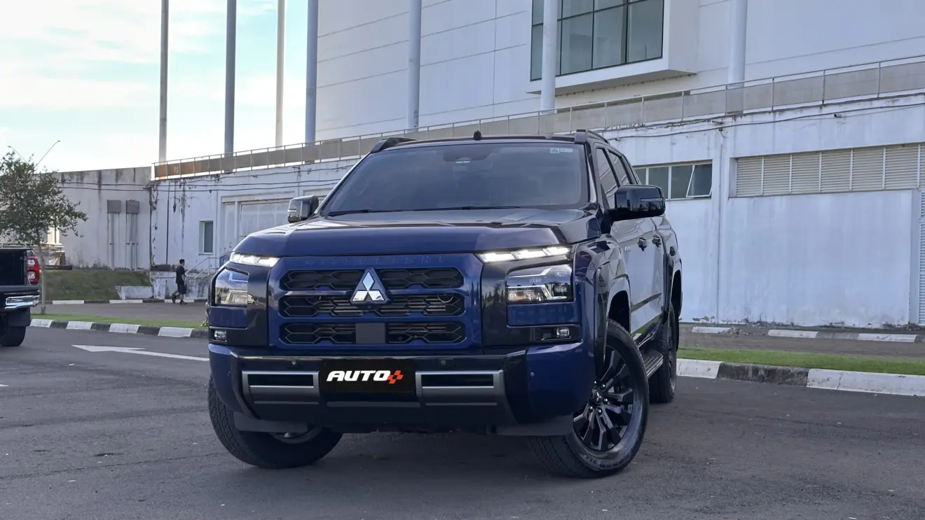 MItsubishi Triton Katana azul parada de frente