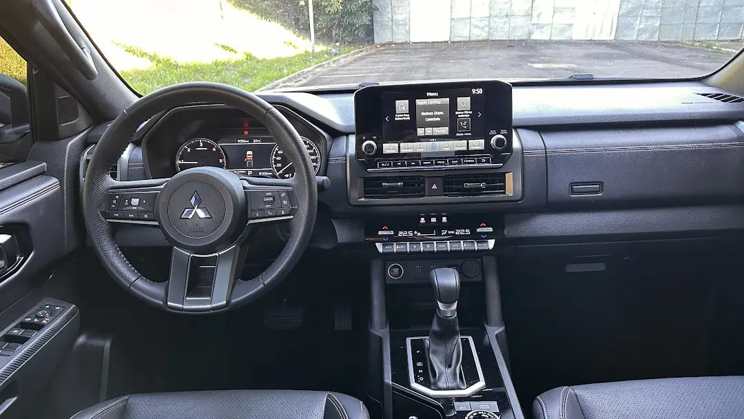 Painel da caminhonete Mitsubishi Triton Katana