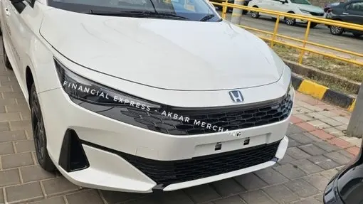 Novo Honda City branco parado de dianteira