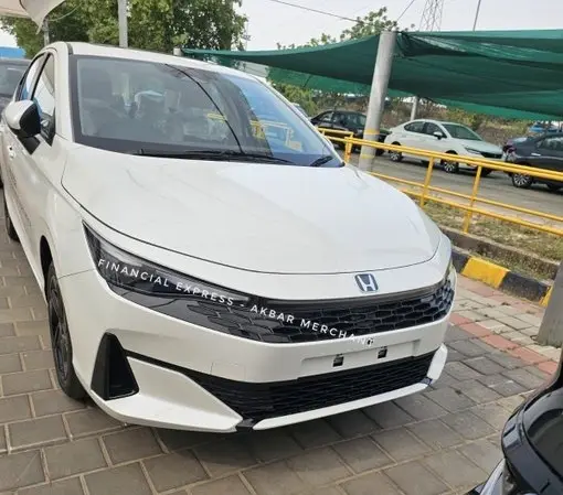 Novo Honda City branco parado de dianteira
