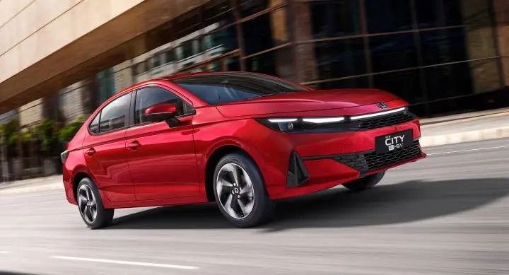 Novo Honda City vermelho de frente em movimento 