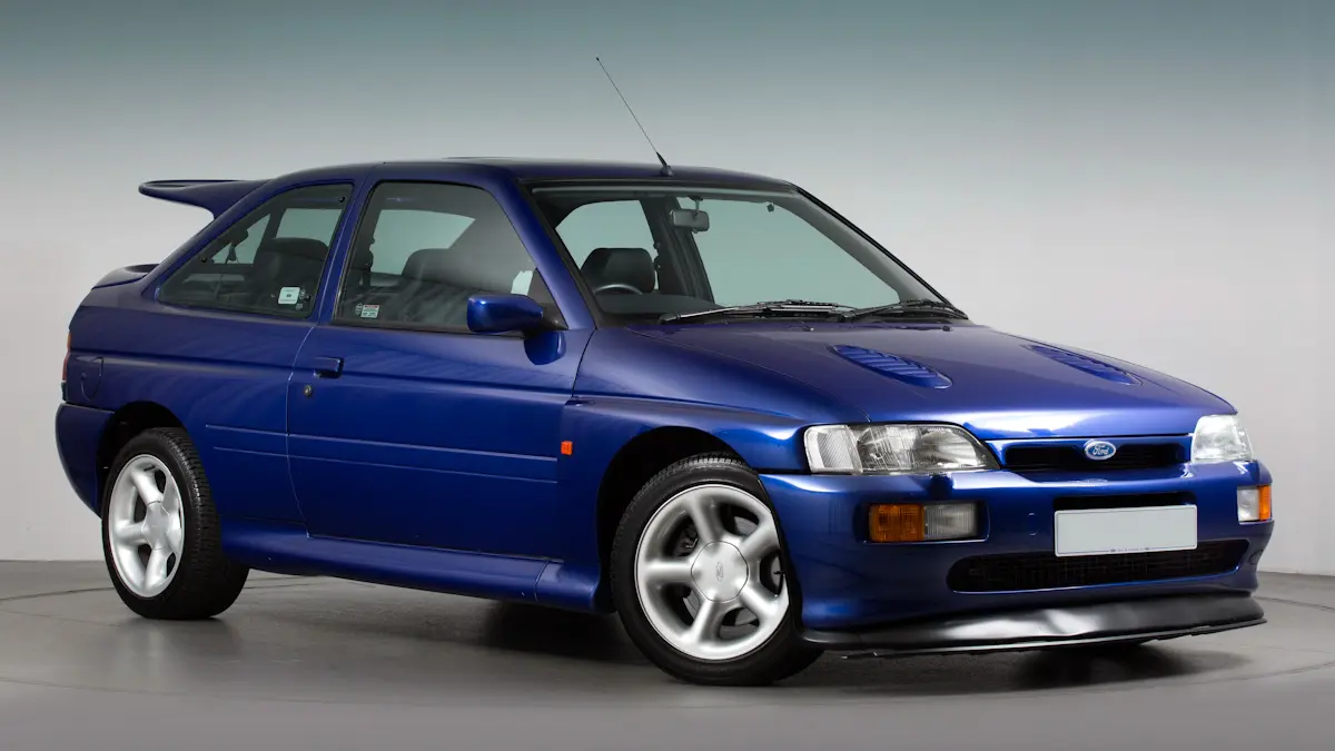 Ford Escort RS Cosworth azul parado de frente
