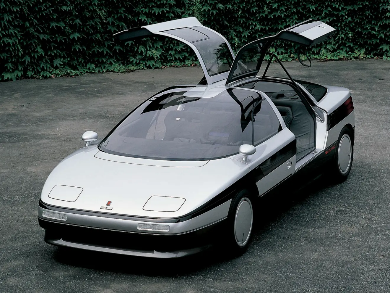 Oldsmobile Incas prata de frente utilizava uma tecnologia que trocava o volante por um manche