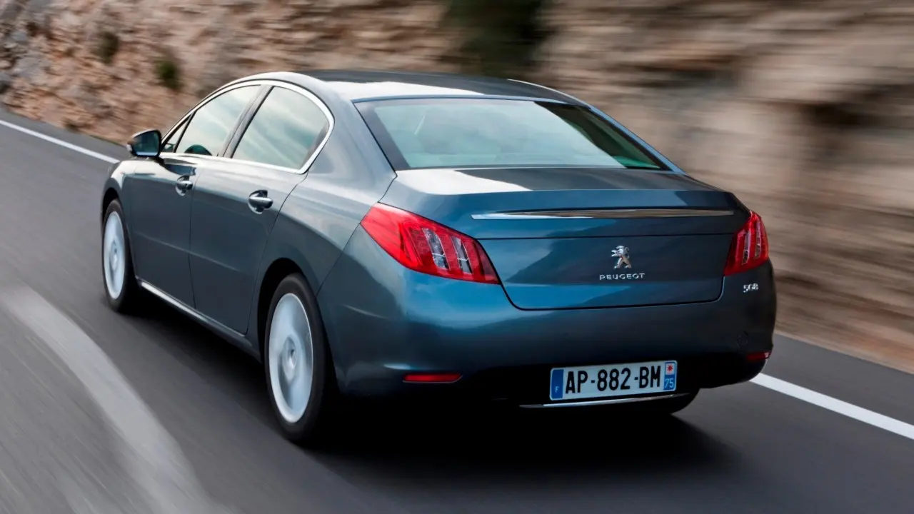 Peugeot 508 1.6 THP 2014 azul em movimento