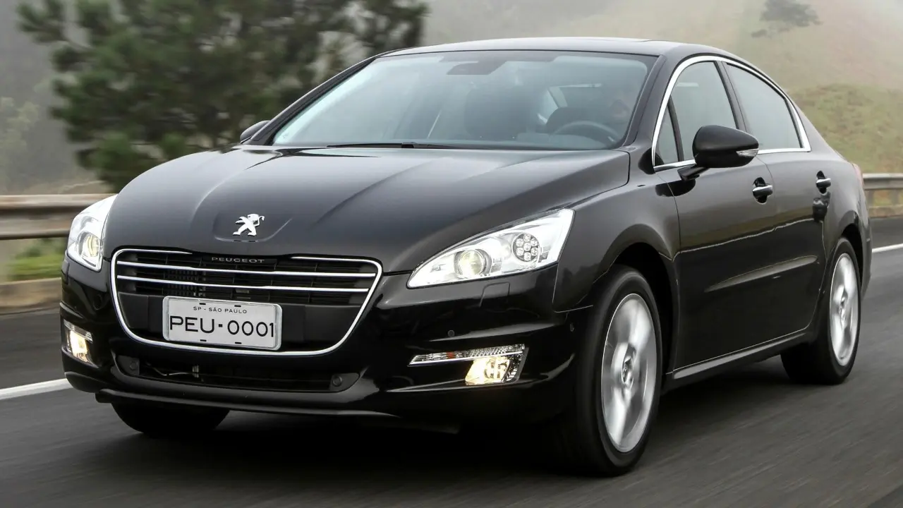 Peugeot 508 1.6 THP 2014 preto em movimento