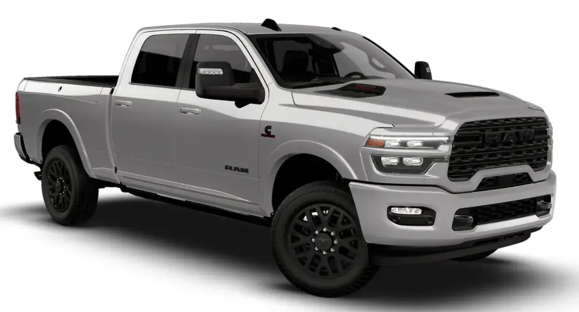 Ram 2500 Limited Night Edition prata parada de frente em fundo neutro