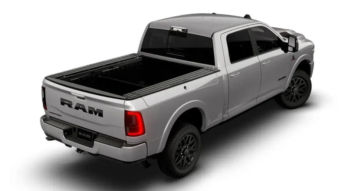 Caminhonete Ram 2500 Limited Night Edition prata parada de traseira em fundo neutro
