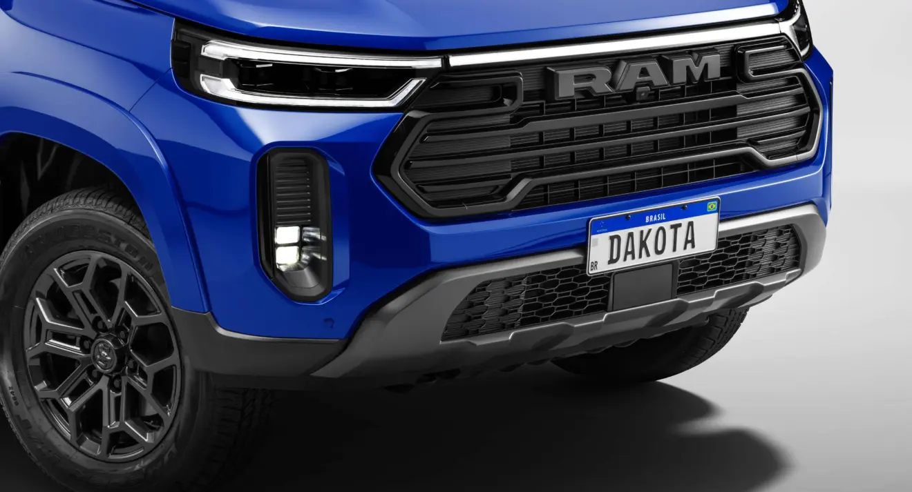 Detalhe da dianteira da caminhonete Ram Dakota Laramie Night Edition 