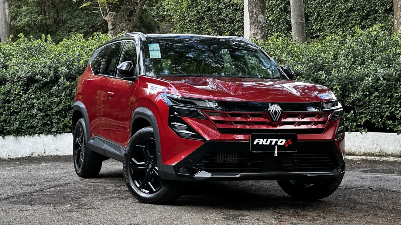 Renault Boreal Techno vermelho parado de dianteira com árvores ao fundo