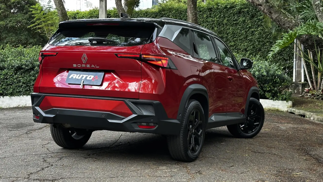Renault Boreal Techno vermelho parado de traseira