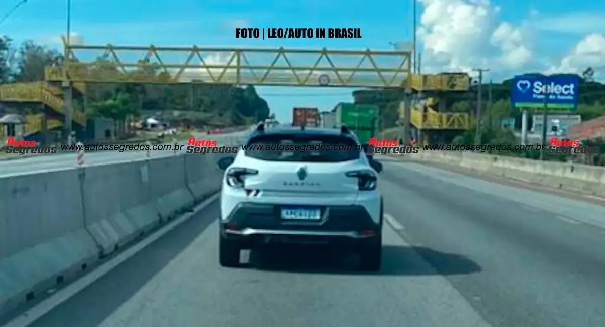 Nova versão do Renault Kardian de traseira andando na estrada