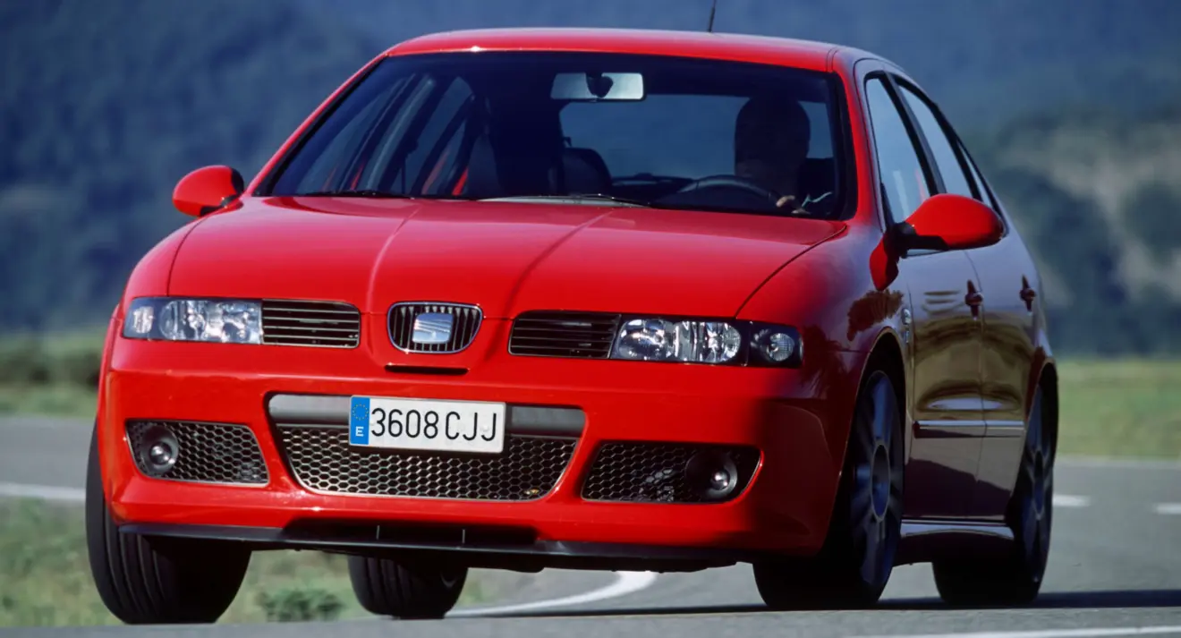 Seat Leon Cupra R vermelho em movimento de dianteira
