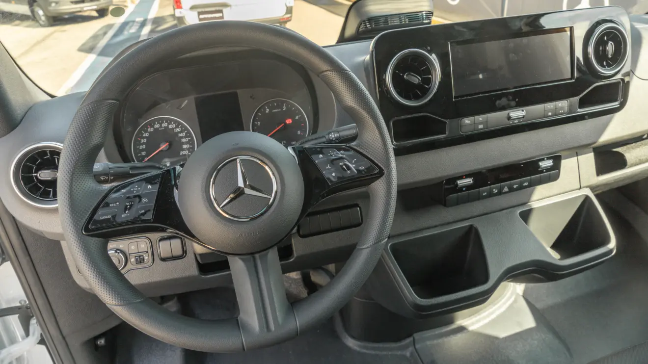 interior Mercedes-Bens Sprinter automática [divulgação]