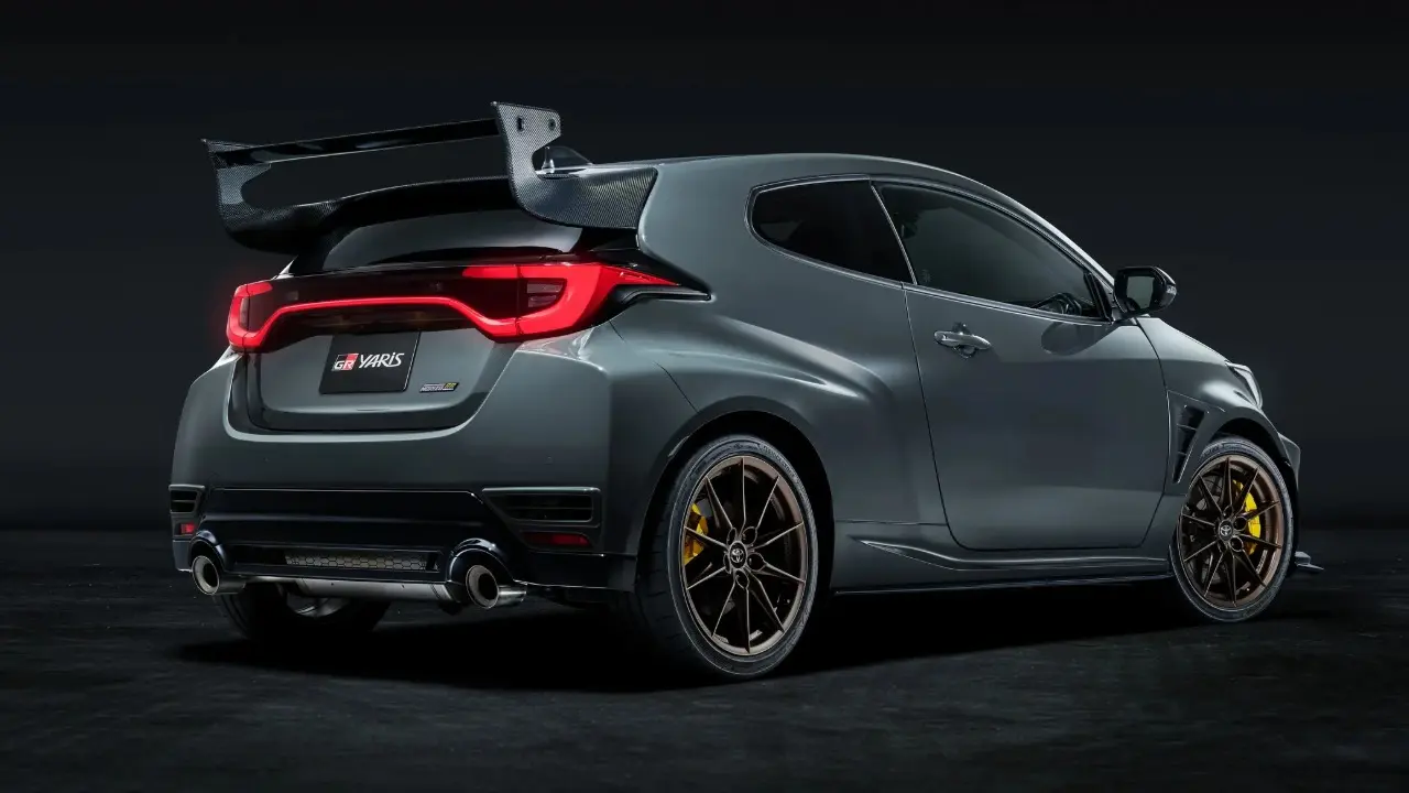 Toyota GR Yaris Morizo RR Edition estático com fundo preto e fumaça