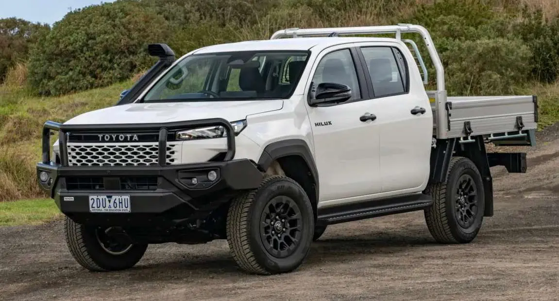 Toyota Hilux branca equipada com pacote de fábrica parada de dianteira