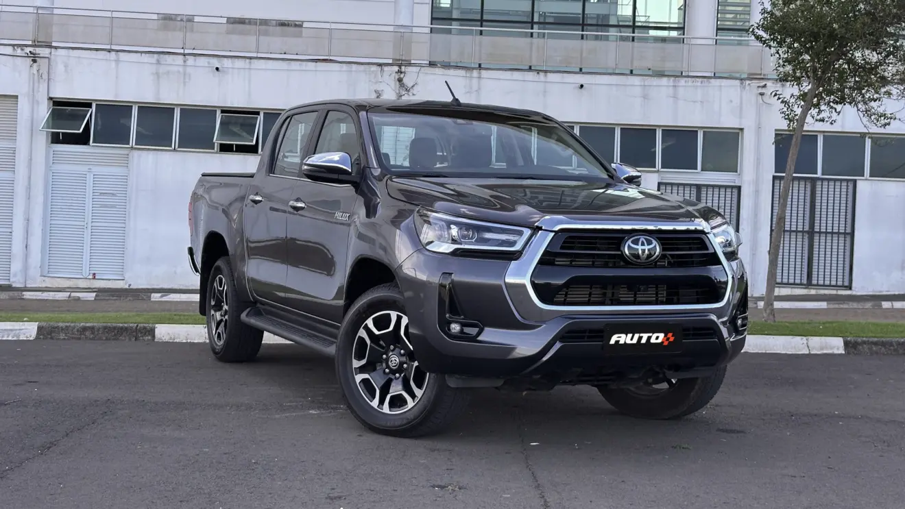 Toyota Hilux SRX cinza parada de frente