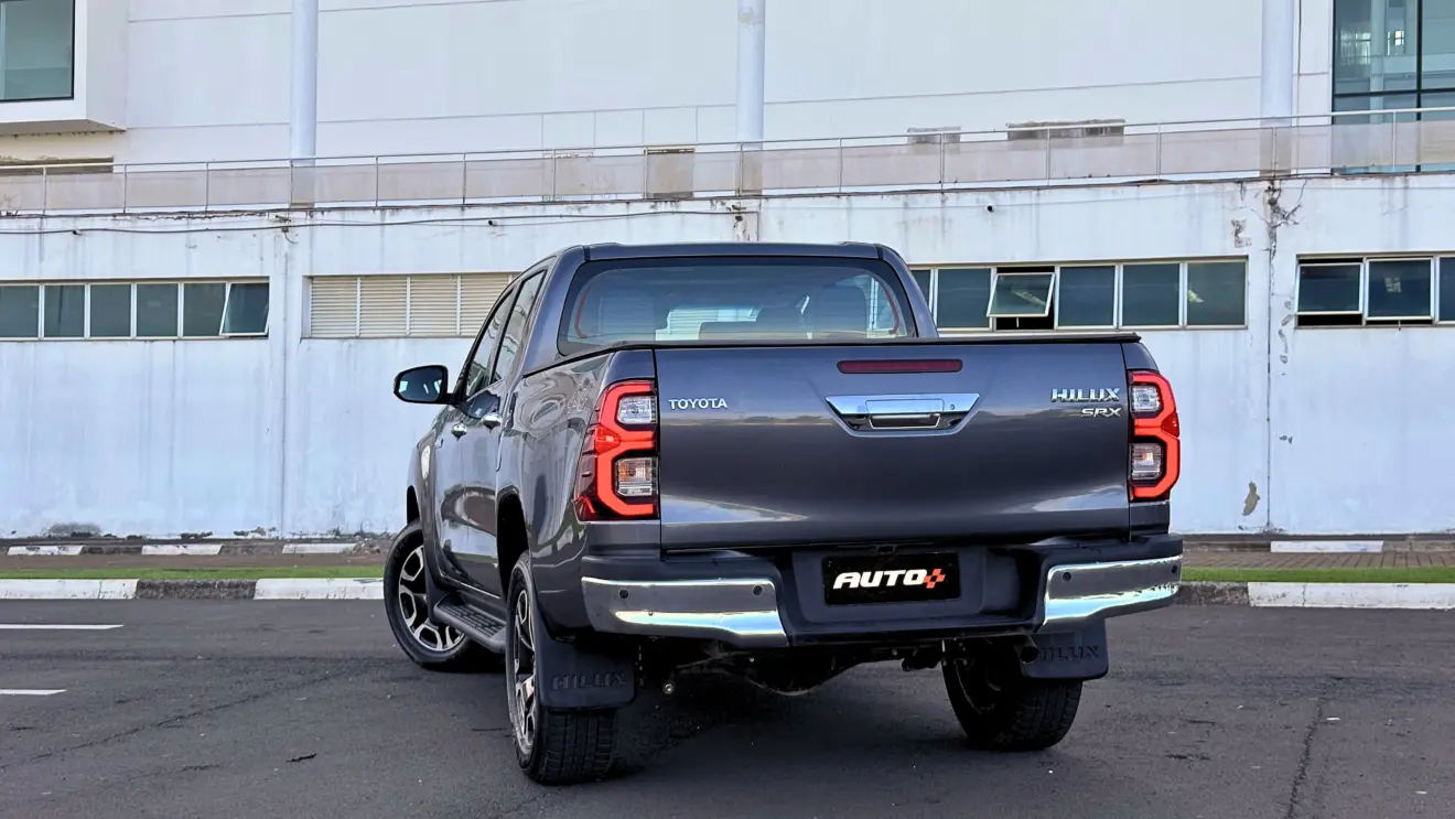 Caminhonete Toyota Hilux SRX cinza parada de traseira