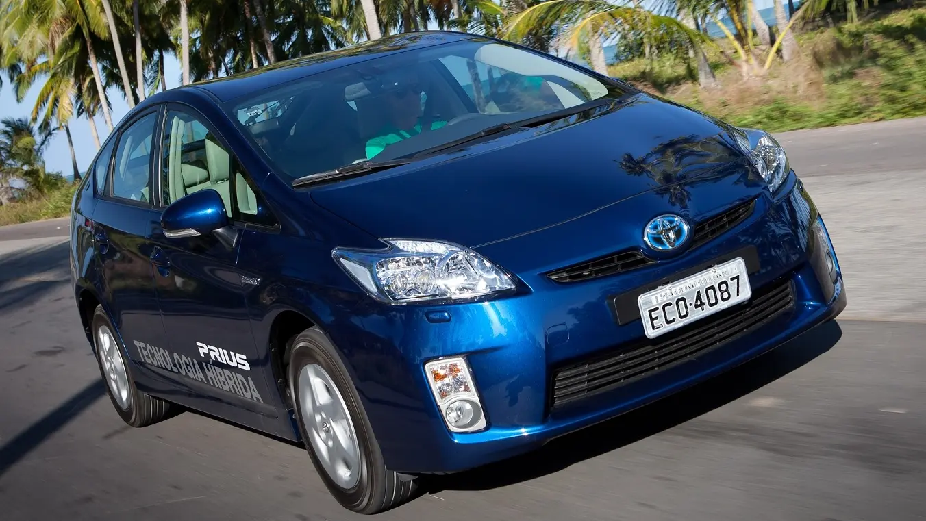 Híbrido Toyota Prius azul de frente andando na estrada