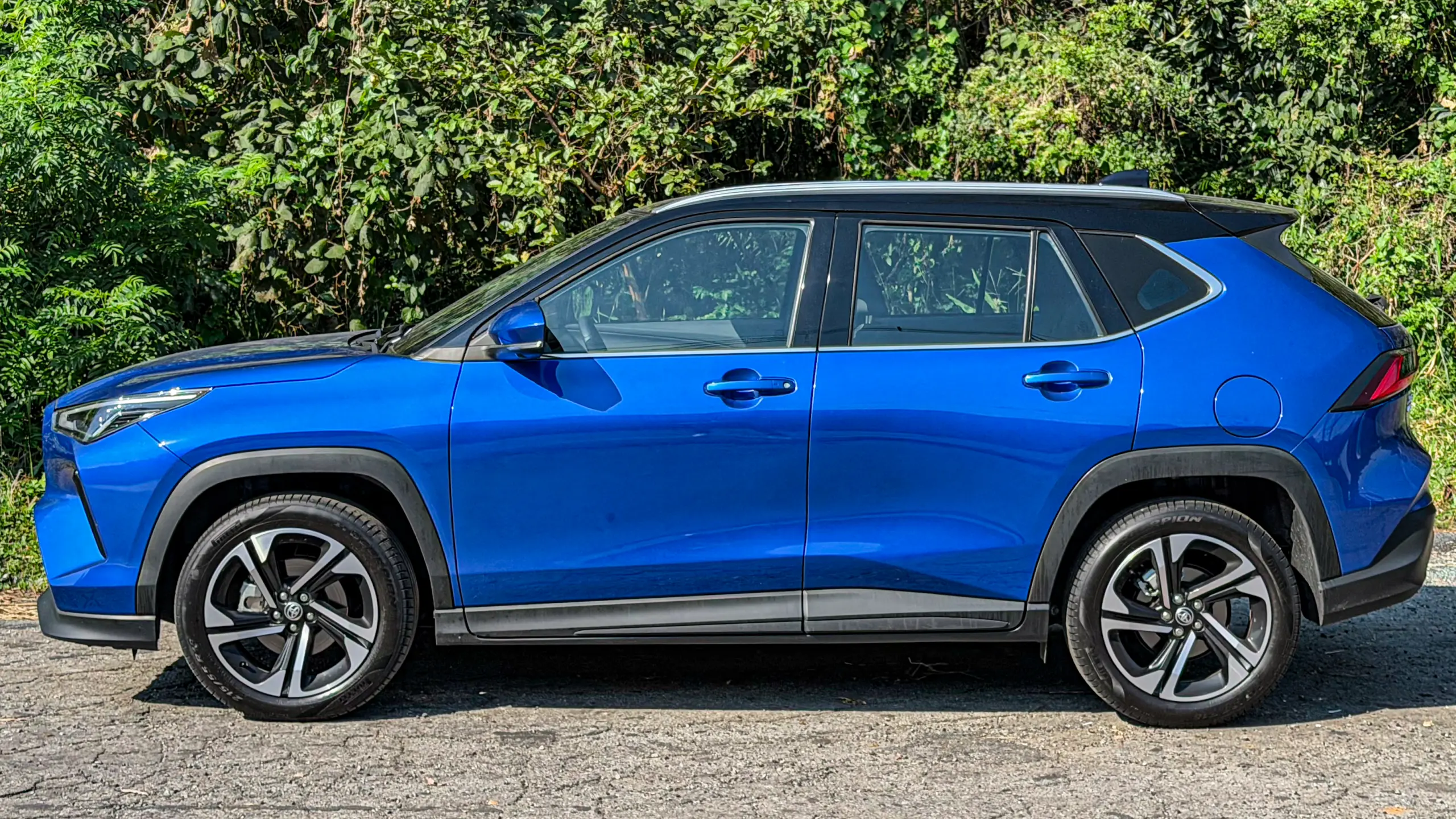 Toyota Yaris Cross XRX estático na cor Azul Netuno