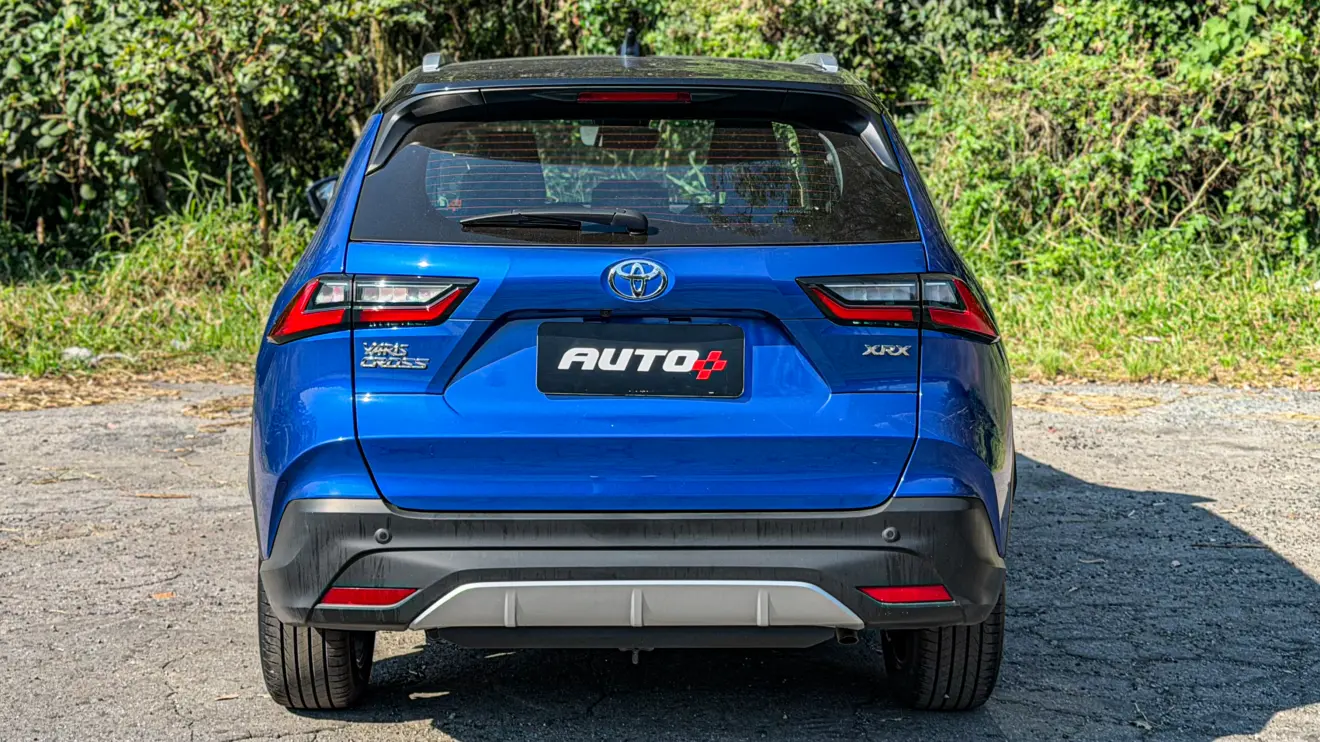 Toyota Yaris Cross XRX estático na cor Azul Netuno