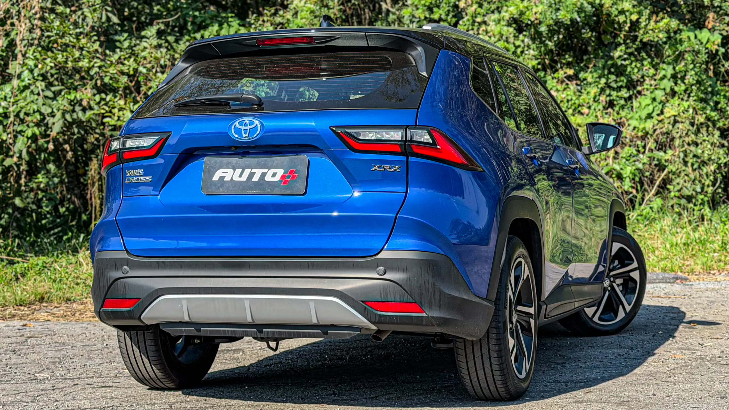 Toyota Yaris Cross XRX estático na cor Azul Netuno