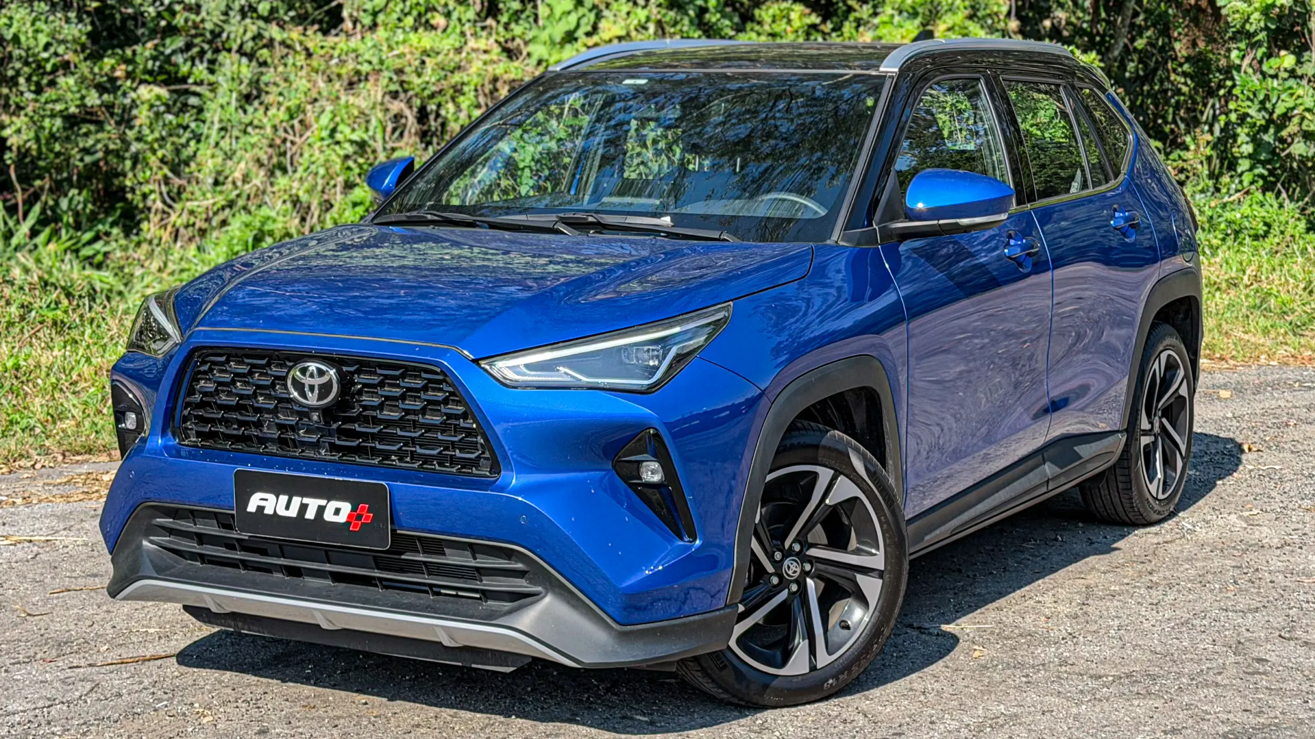Toyota Yaris Cross XRX estático na cor Azul Netuno