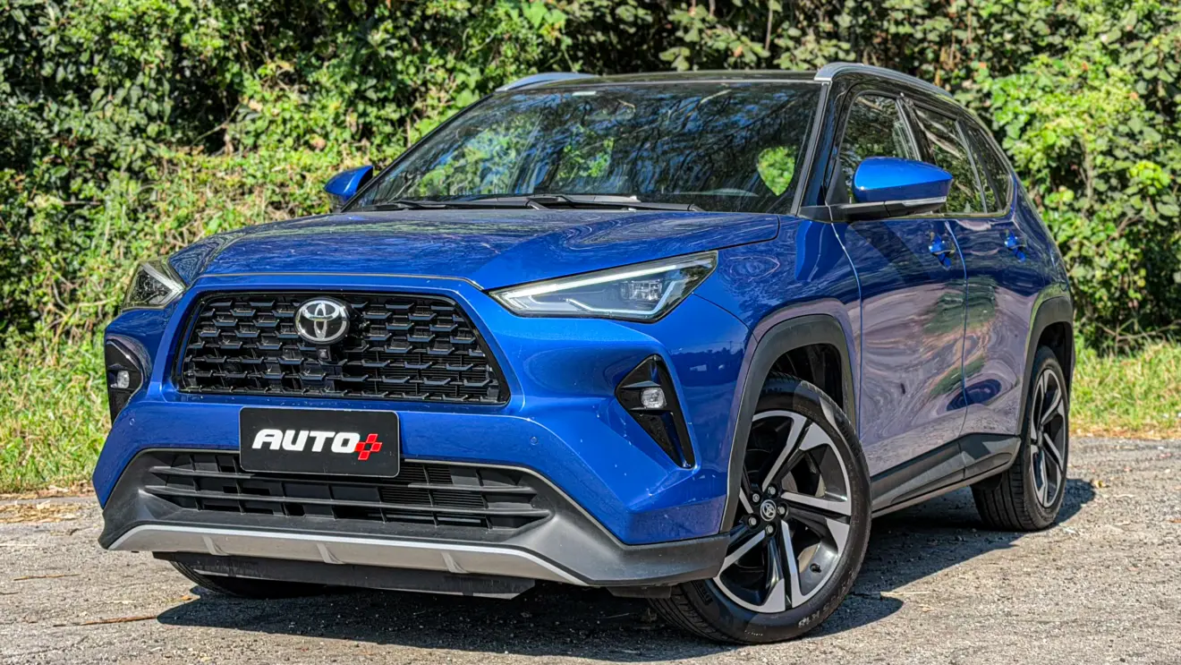 Toyota Yaris Cross XRX estático na cor Azul Netuno