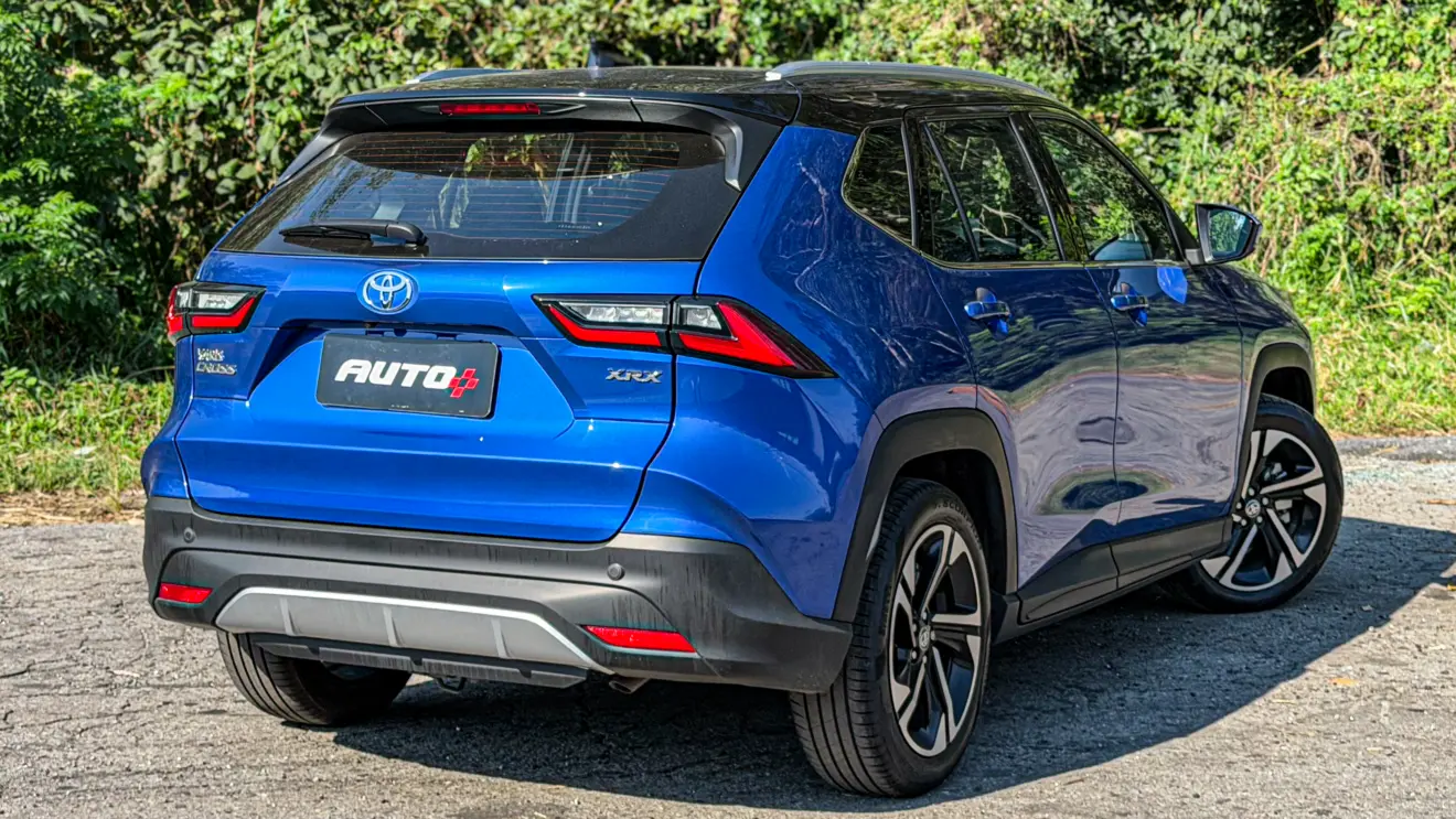 Toyota Yaris Cross XRX estático na cor Azul Netuno