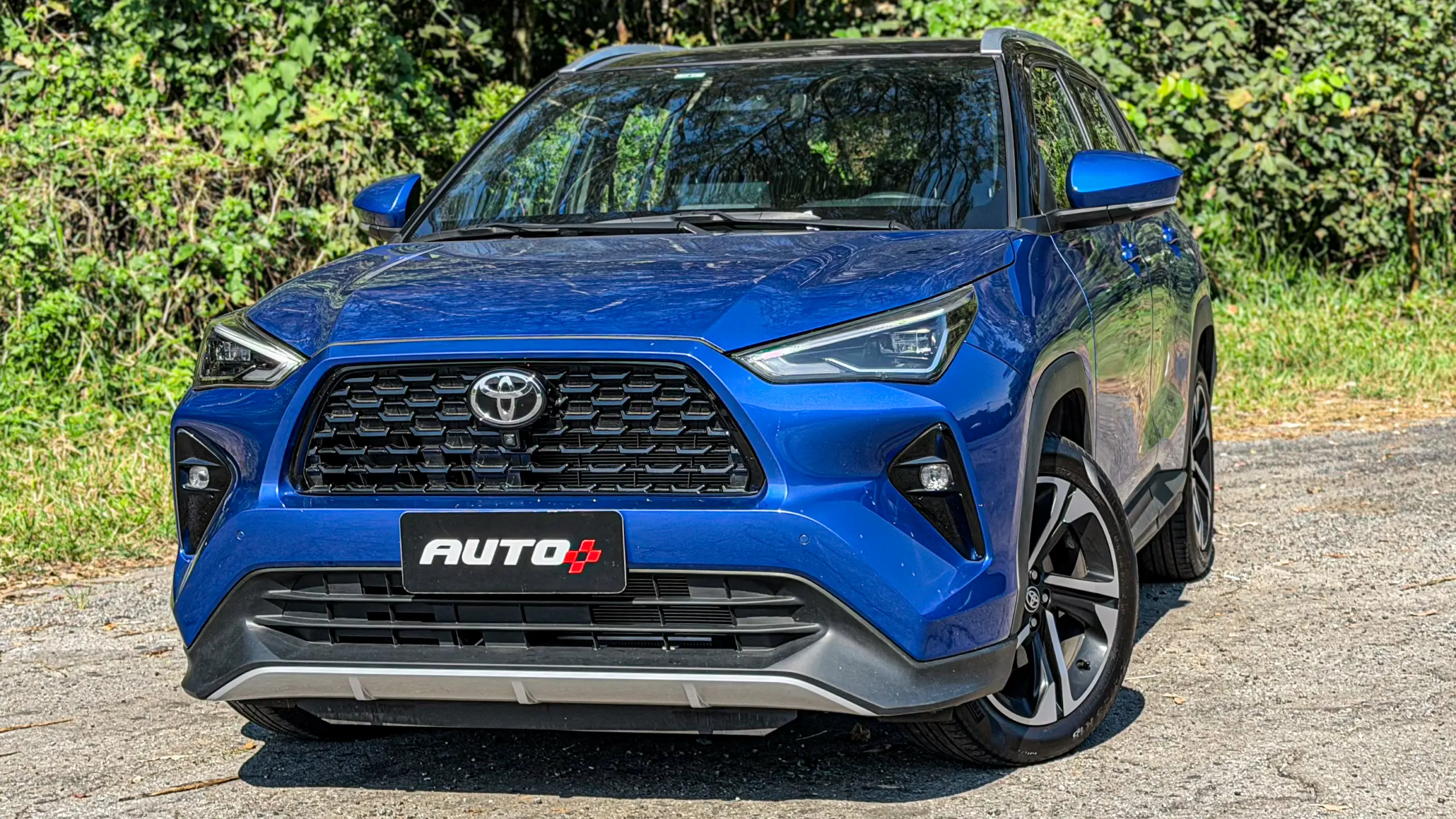 Toyota Yaris Cross XRX estático na cor Azul Netuno