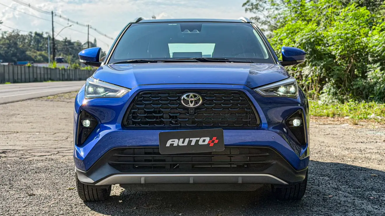 Toyota Yaris Cross XRX estático na cor Azul Netuno