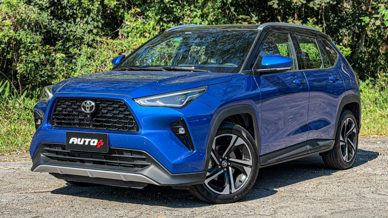 Toyota Yaris Cross XRX estático na cor Azul Netuno