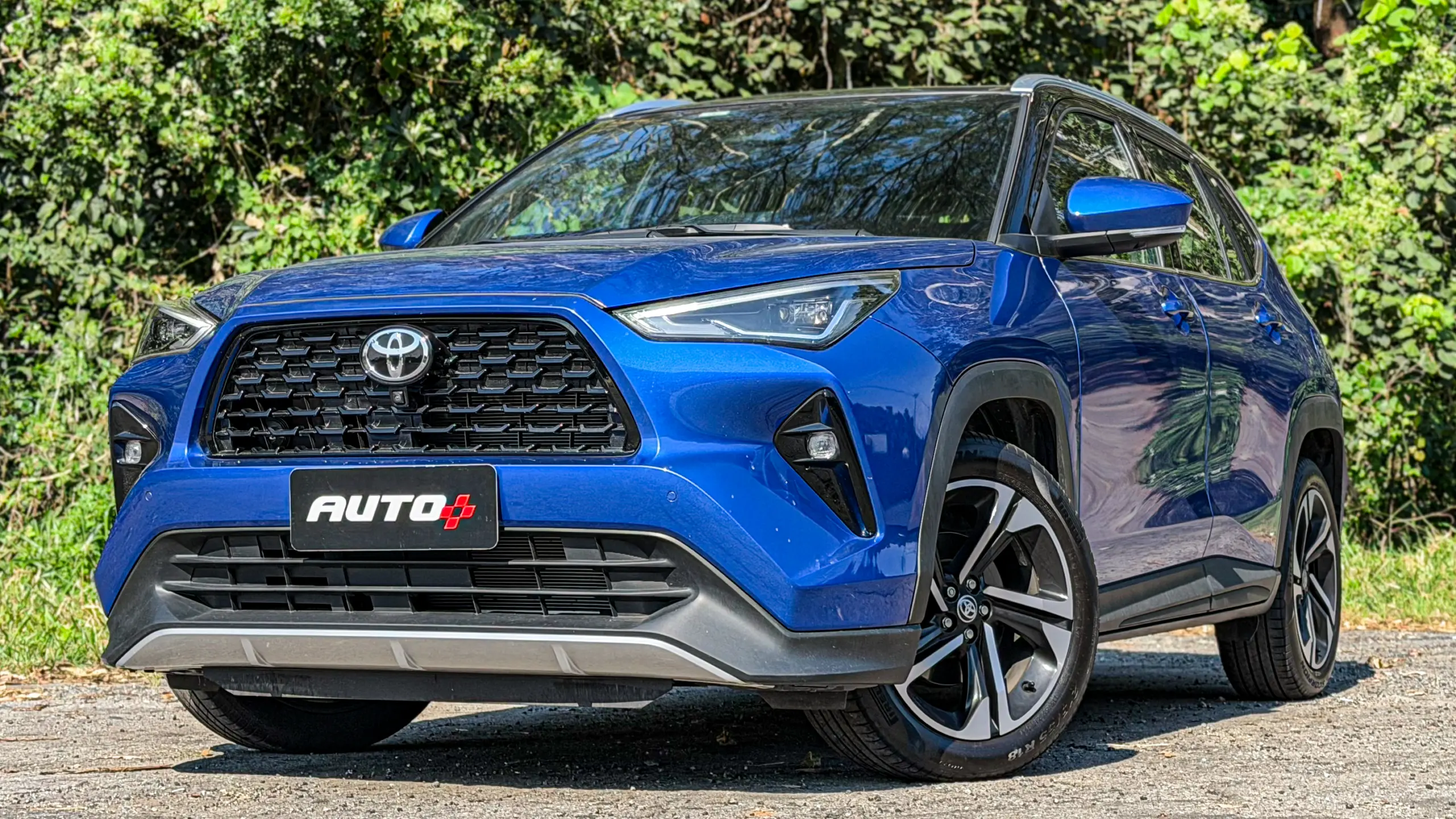 Toyota Yaris Cross XRX estático na cor Azul Netuno