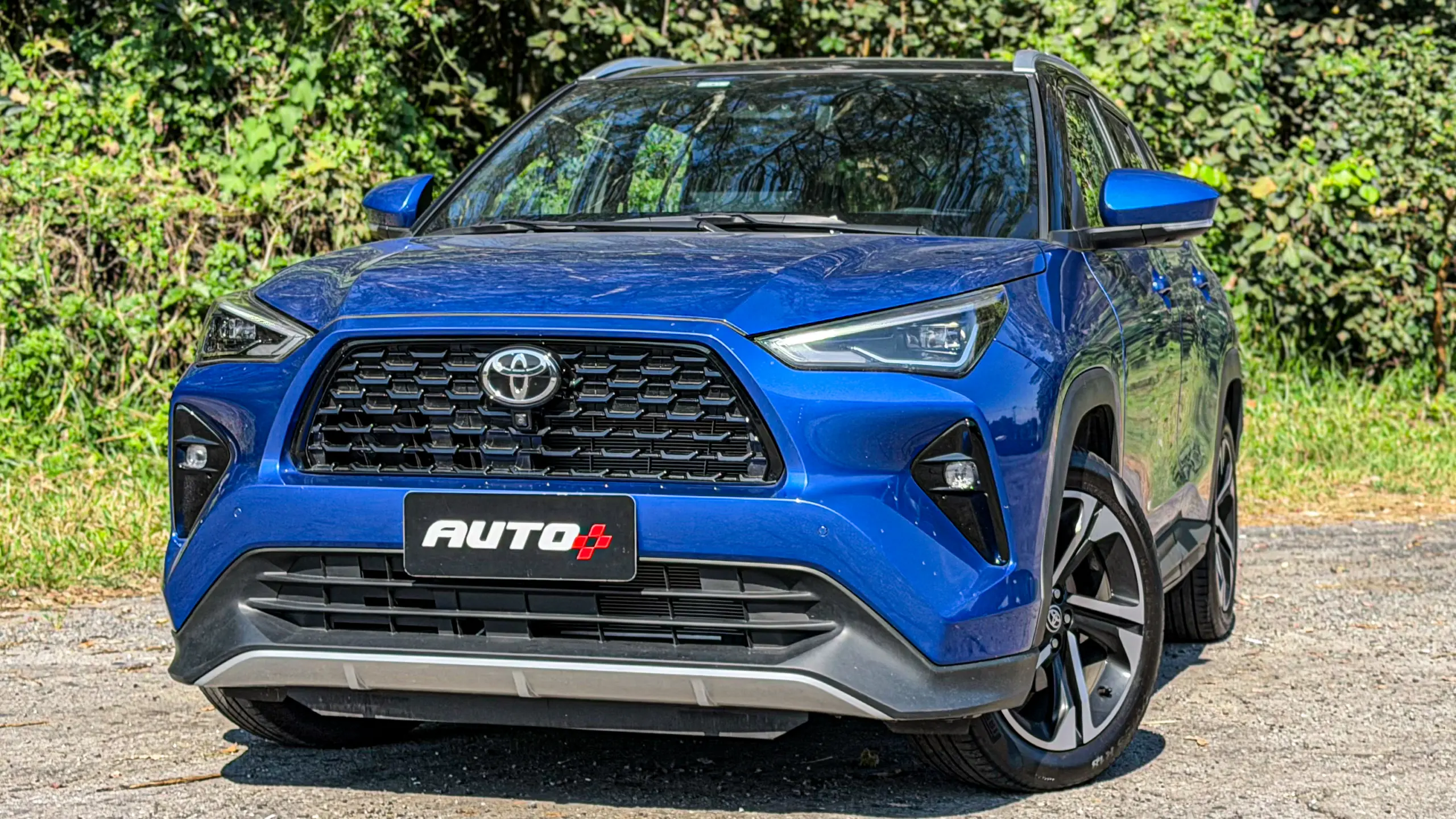 Toyota Yaris Cross XRX estático na cor Azul Netuno