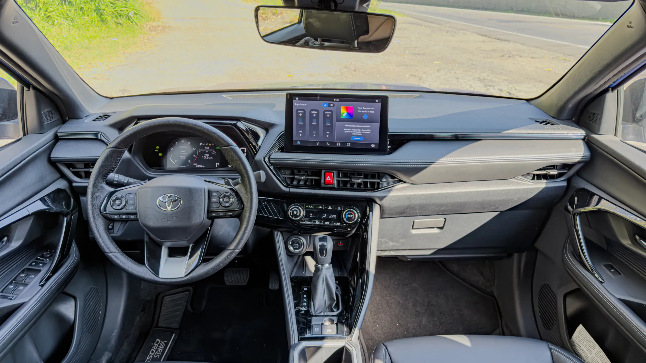 Interior do Toyota Yaris Cross XRX para avaliação
