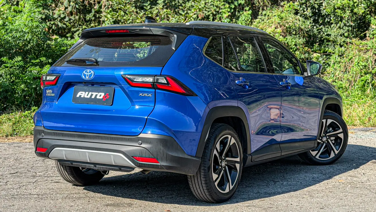 Toyota Yaris Cross XRX estático na cor Azul Netuno