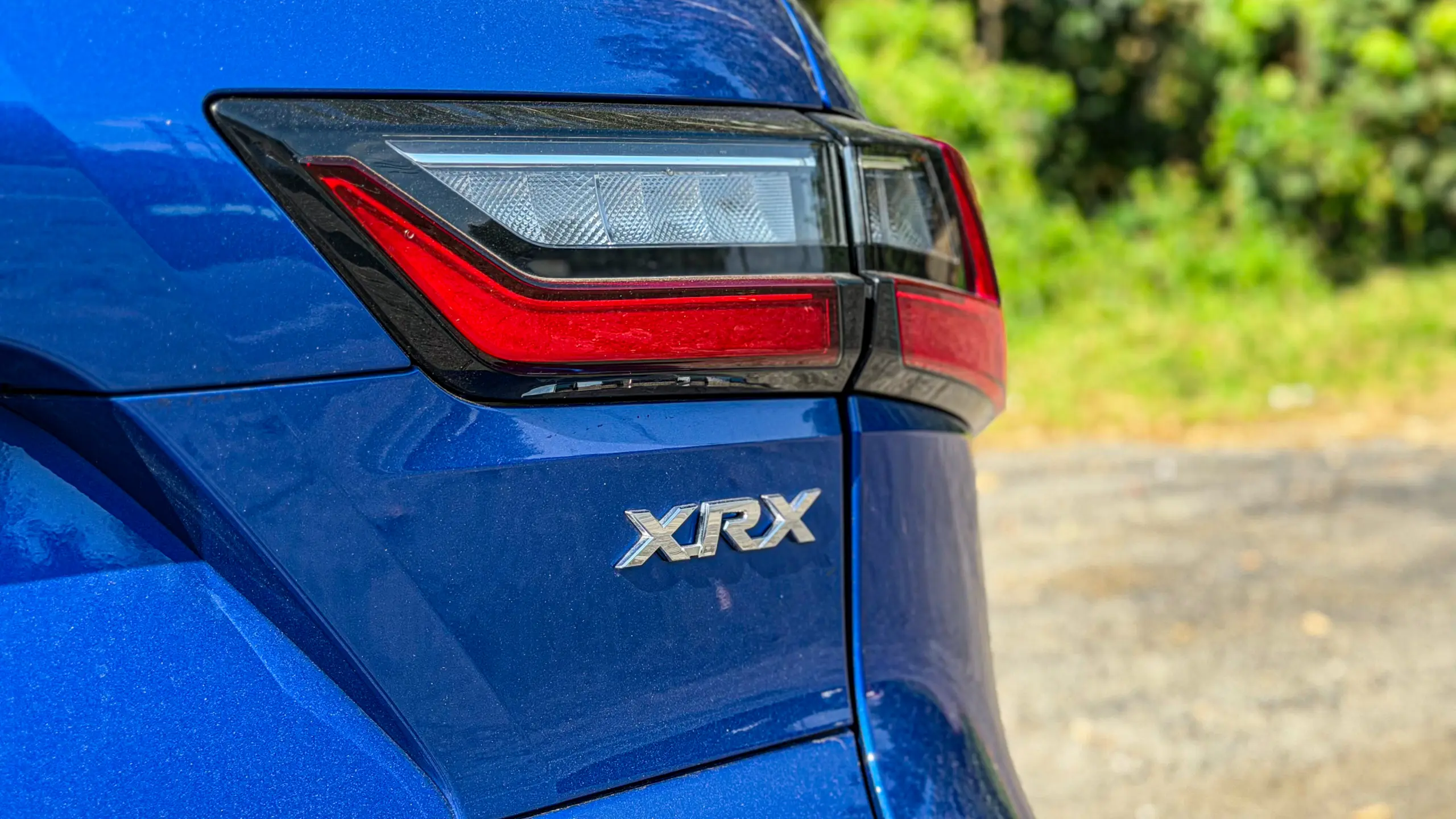 Toyota Yaris Cross XRX estático na cor Azul Netuno